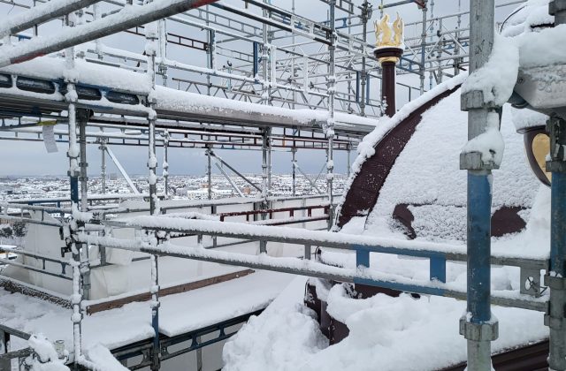 industrial scaffolding in winter work